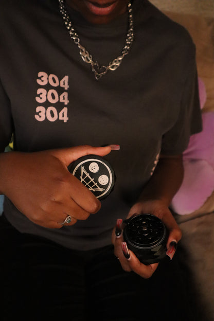 BLACK ALUMINUM “FAKE SMILE” GRINDER